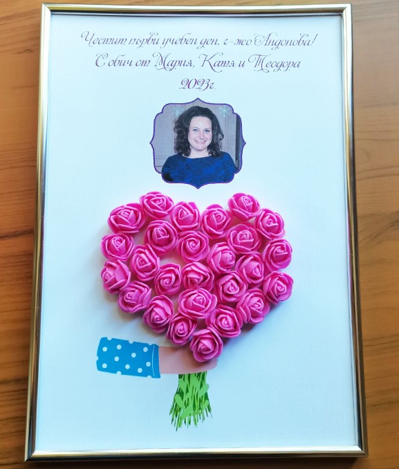 Букет за учителка в рамка с мини рози